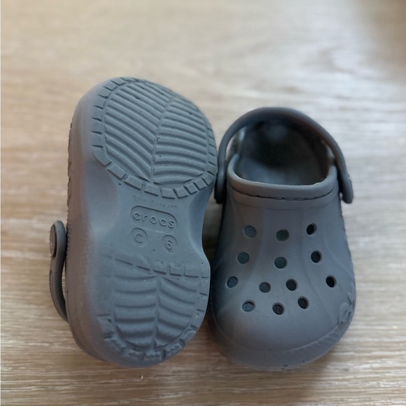 CROCS grey baby boys perforated rubber slip on shoes size 6 - Picture 2 of 6